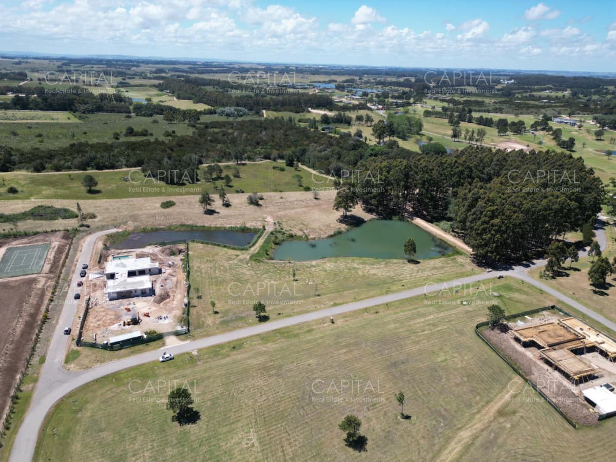 Terreno en venta sobre laguna en Pueblo Mio Golf barrio cerrado Manantiales