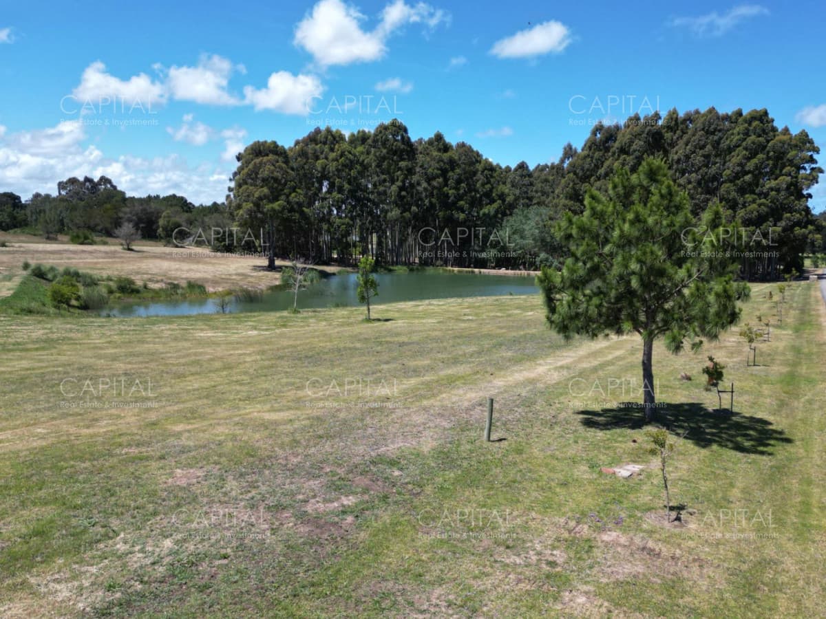 Terreno en venta sobre laguna en Pueblo Mio Golf barrio cerrado Manantiales
