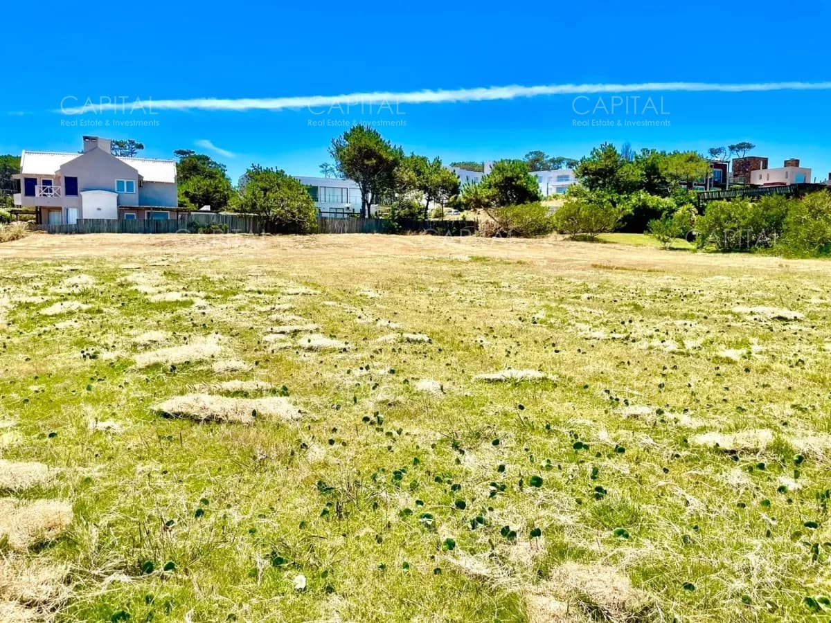 Lote Primera Linea Frente al Mar en Montoya, La Barra, Punta del Este en Venta, Ideal para Edificaciones e Inversores