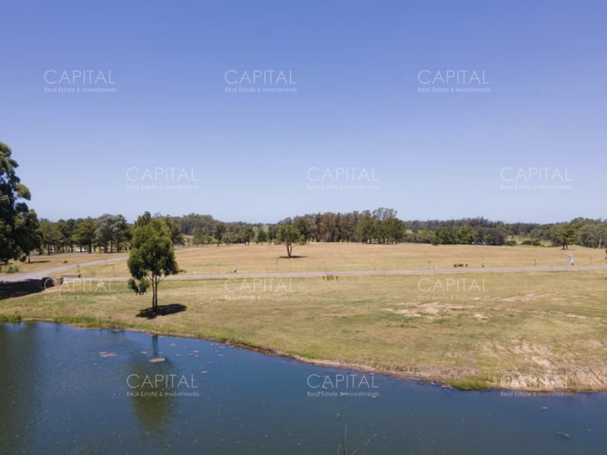 Terreno en venta sobre laguna en Pueblo Mio Golf barrio cerrado Manantiales