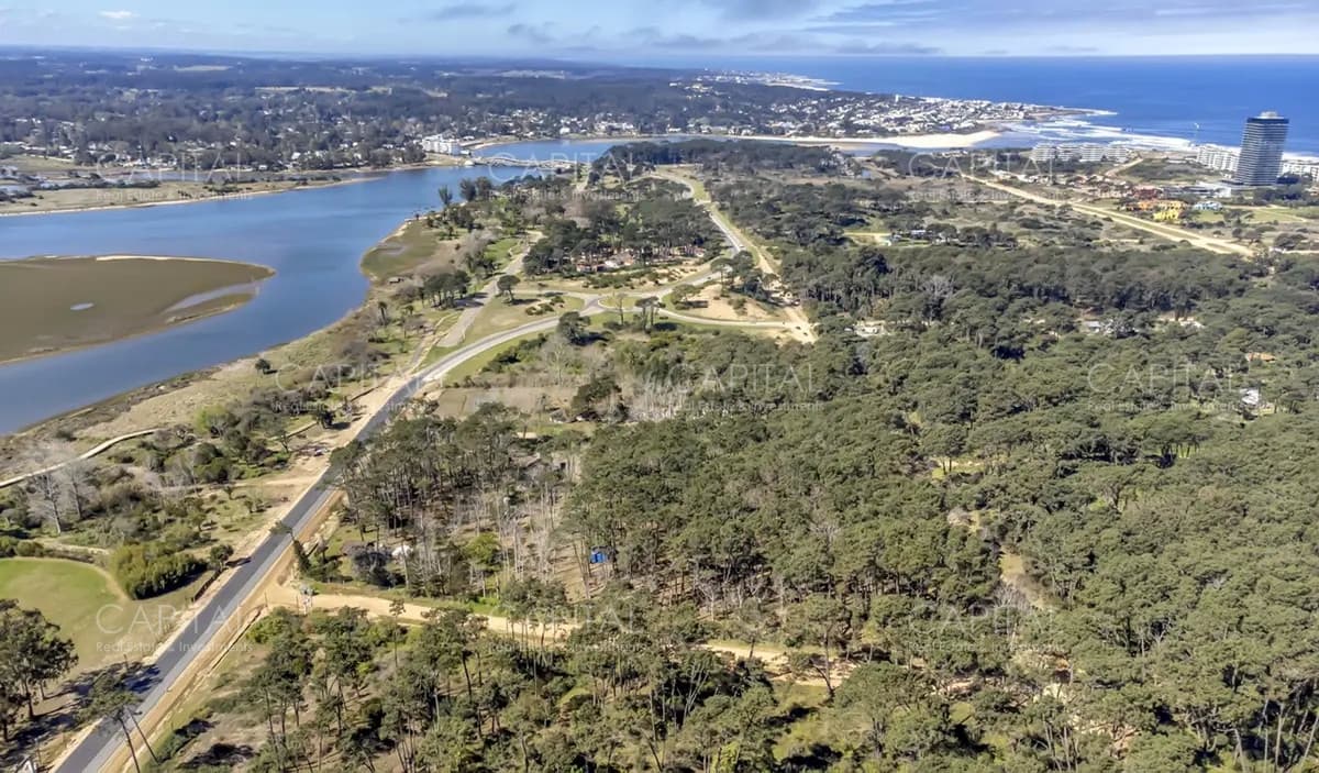 Lote en venta en Rincón del Indio, Punta del Este a metros de La Barra ideal para inversionistas, barrio privado o edificio.