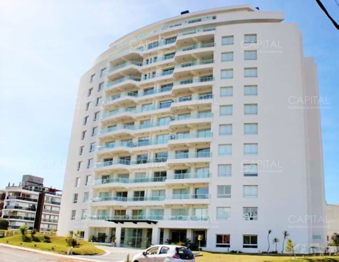 Venta departamento tres dormitorios terraza amplia con parrillero a metros Playa Brava
