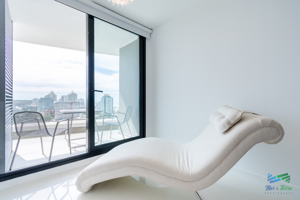 Apartamento de tres dormitorios en venta Art Tower Punta del Este