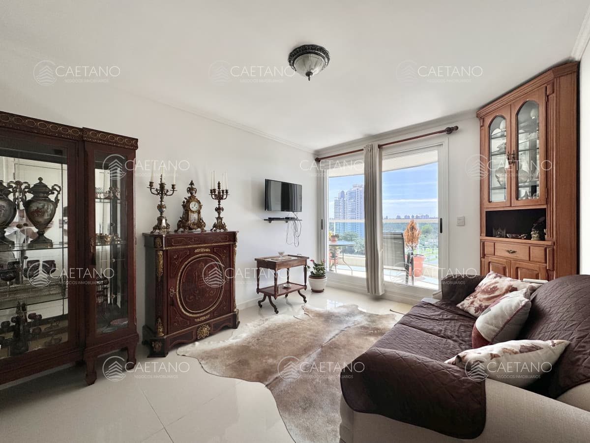 Casino Tower de dos dormitorios en venta, Punta del Este.