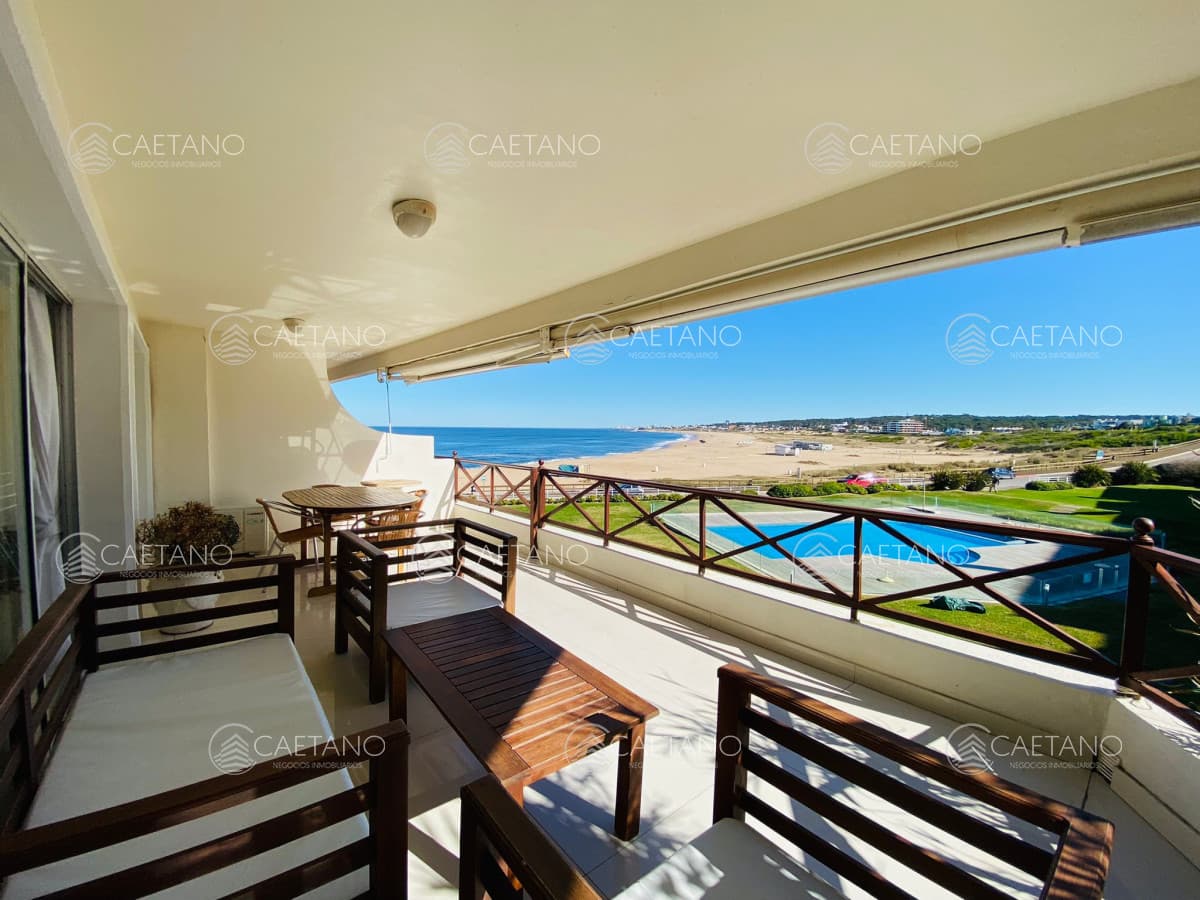 Apartamento en Venta 3 Dormitorios + Servicio Frente al Mar