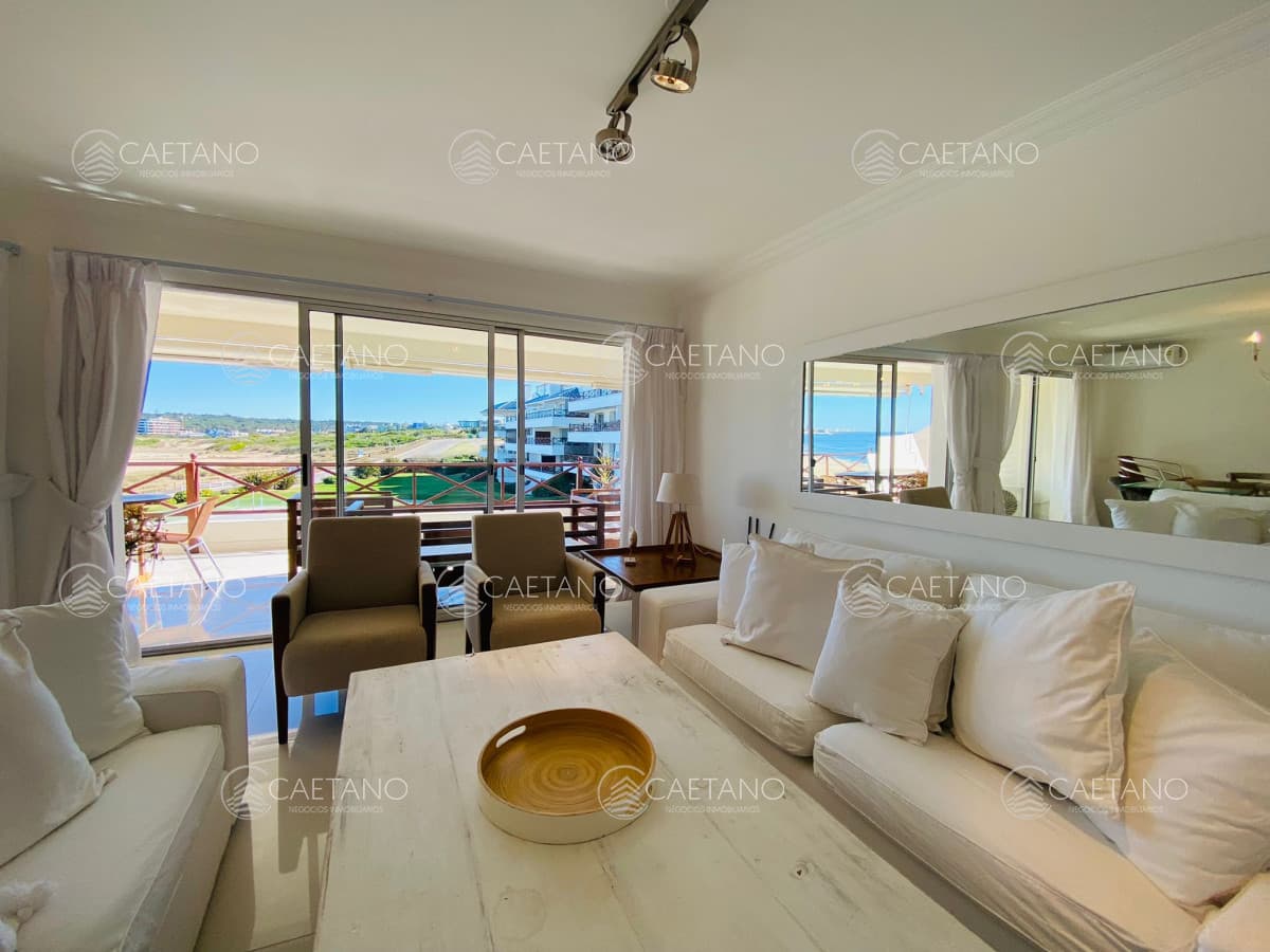 Apartamento en Venta 3 Dormitorios + Servicio Frente al Mar