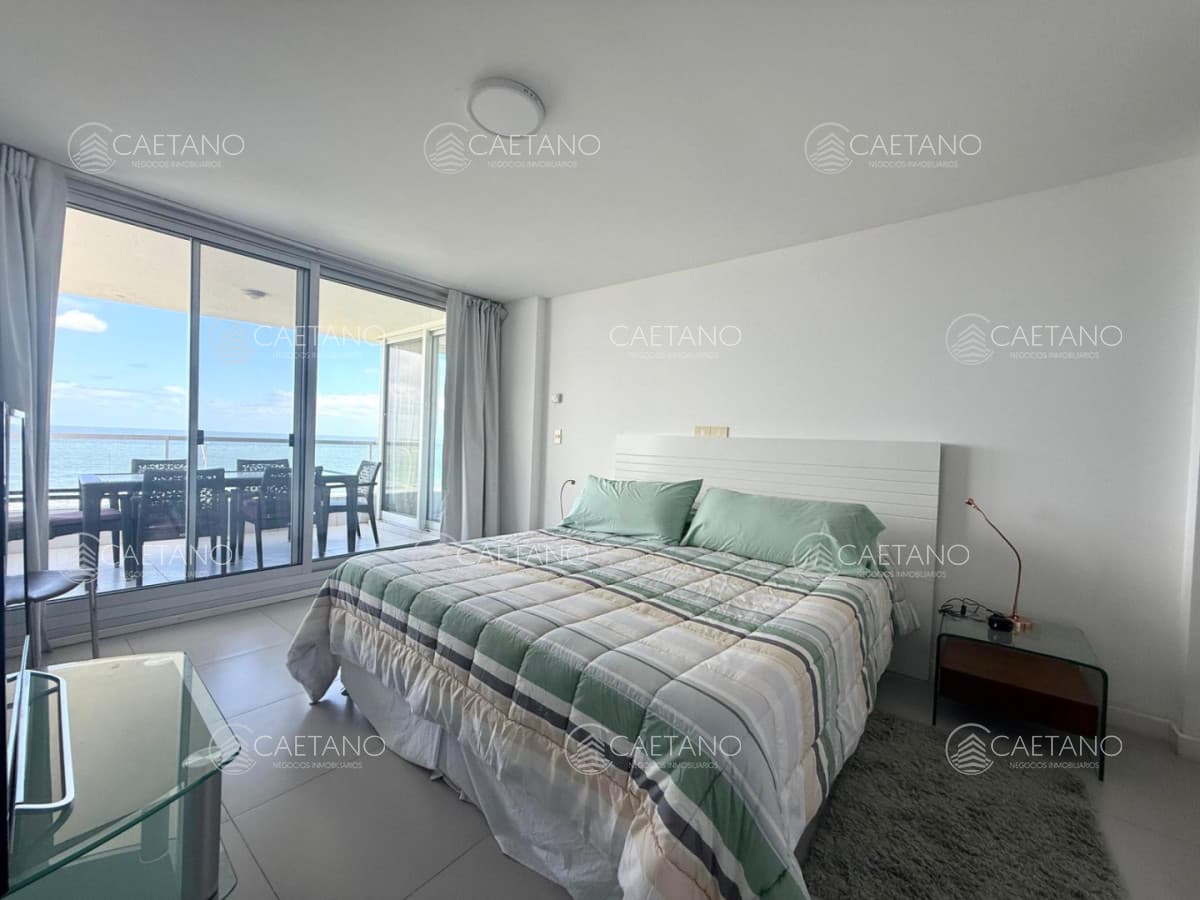 Venta departamento tres dormitorios en suite frente al mar Playa Mansa Punta del Este