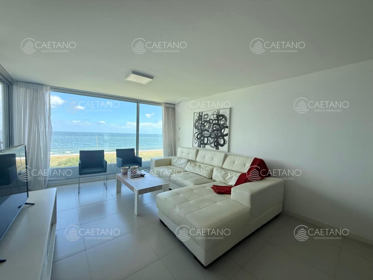 Venta departamento tres dormitorios en suite frente al mar Playa Mansa Punta del Este