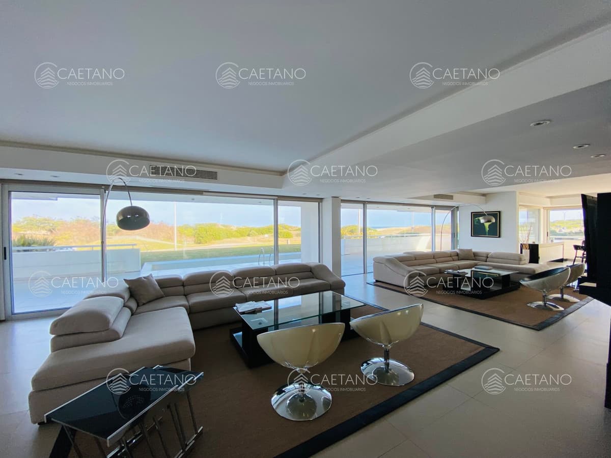 Departamento en Venta Seis Dormitorios y Servicio Frente al Mar