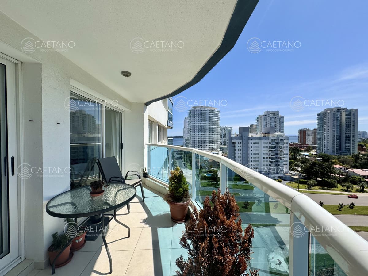 Casino Tower de dos dormitorios en venta, Punta del Este.