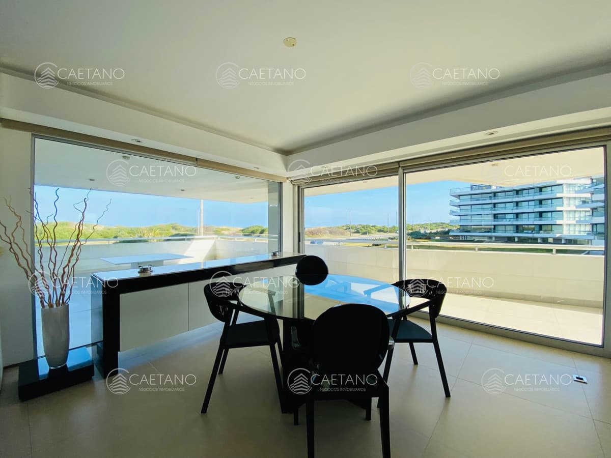 Departamento en Venta Seis Dormitorios y Servicio Frente al Mar