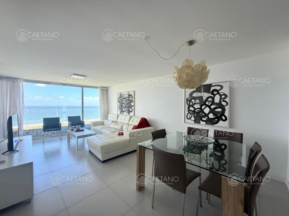 Venta departamento tres dormitorios en suite frente al mar Playa Mansa Punta del Este