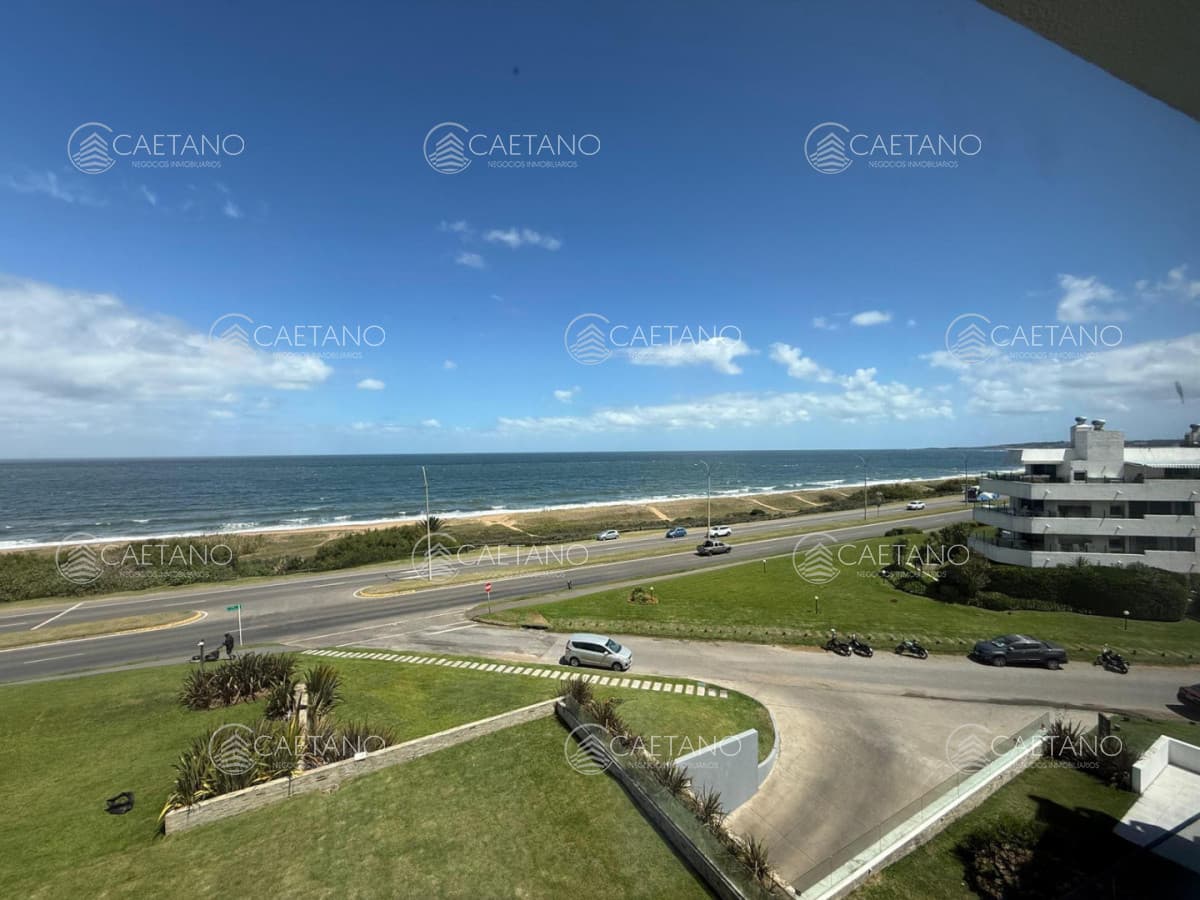 Venta departamento tres dormitorios en suite frente al mar Playa Mansa Punta del Este