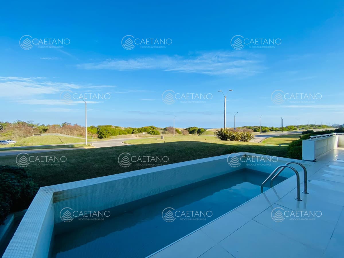 Departamento en Venta Seis Dormitorios y Servicio Frente al Mar