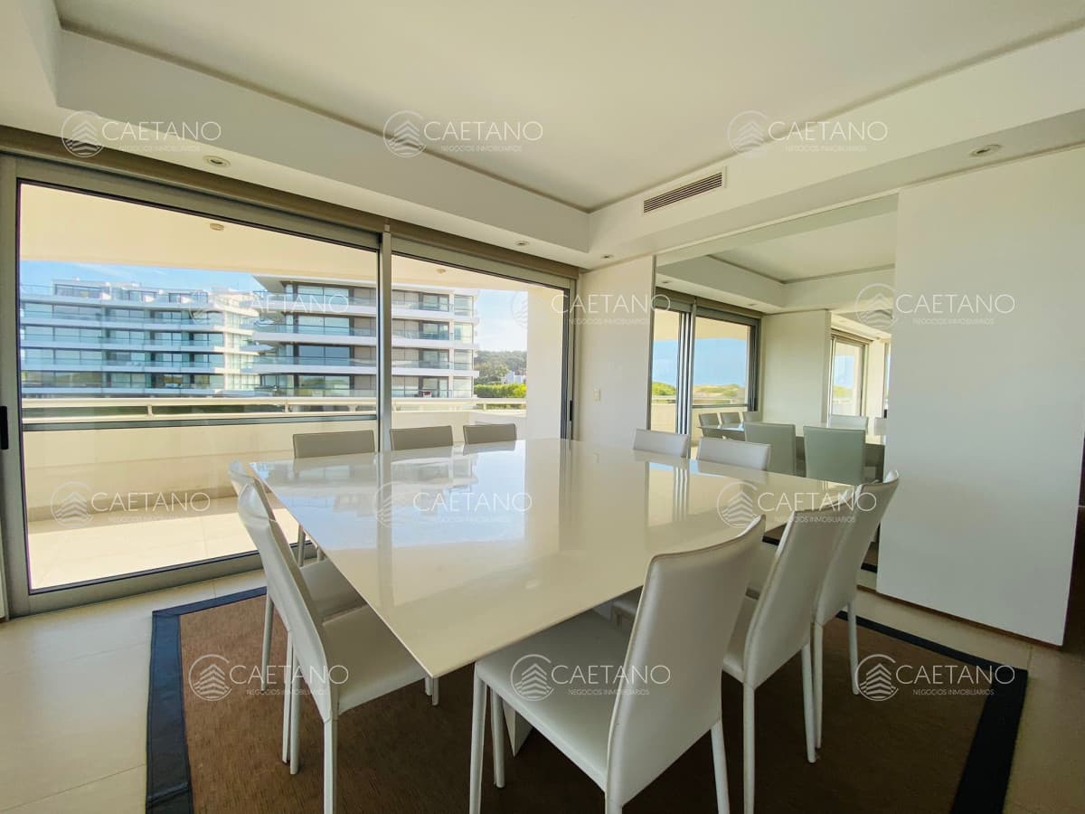Departamento en Venta Seis Dormitorios y Servicio Frente al Mar