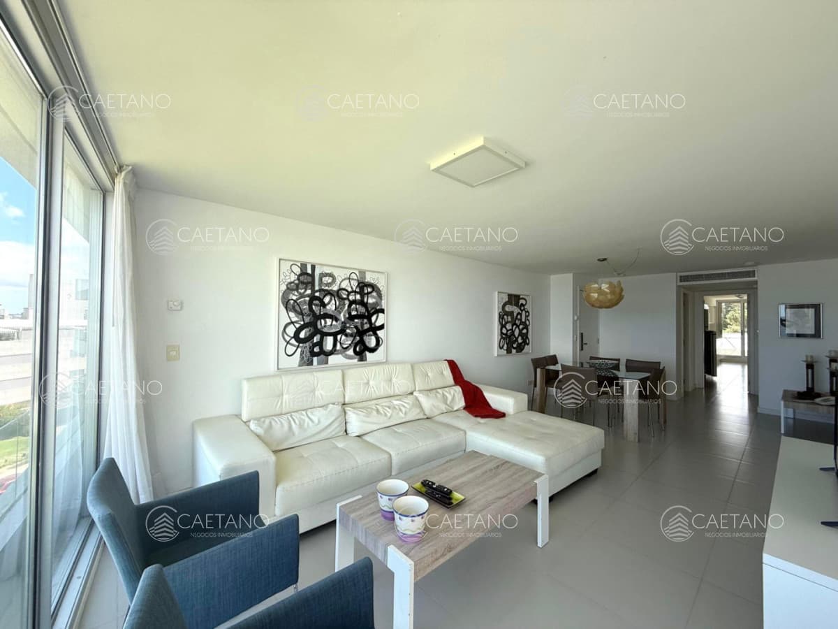 Venta departamento tres dormitorios en suite frente al mar Playa Mansa Punta del Este