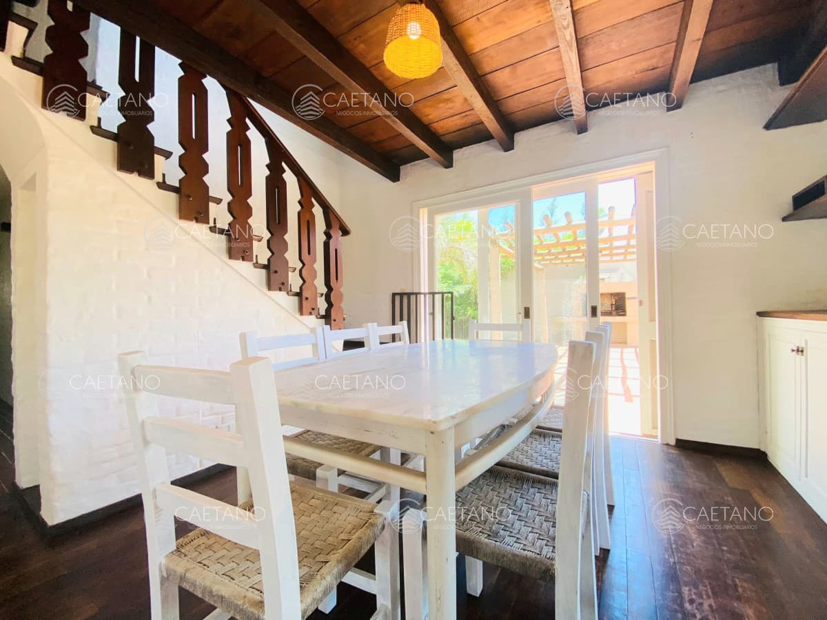 Excelente casa en venta de La Barra de tres dormitorios + dependencia con parrillero y piscina.