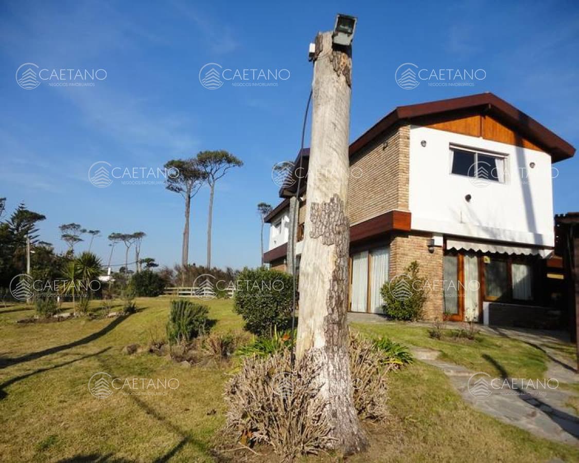 Venta y alquiler temporario de gran casa en Pinares a una cuadra de la Playa