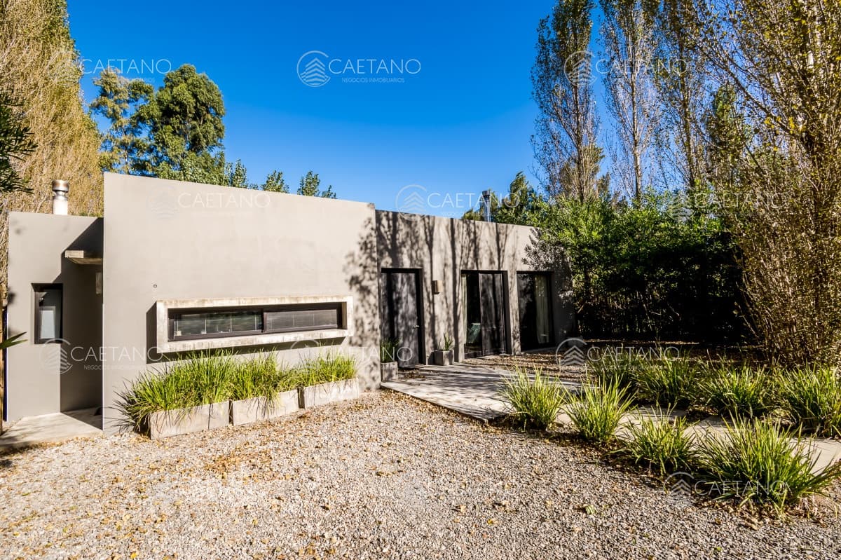 Excelente casa de estilo Minimalista en Barrio Privado La Arbolada