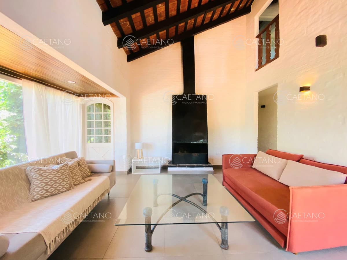 Excelente casa en venta de La Barra de tres dormitorios + dependencia con parrillero y piscina.