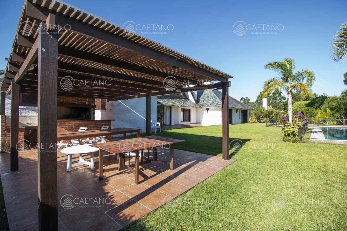 Venta de casa de 4 dormitorios más dependencia y hermosa piscina con gran parque en Playa Mansa, Punta del Este