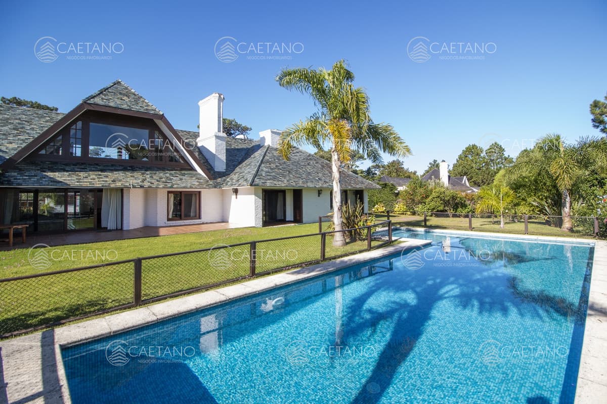 Venta de casa de 4 dormitorios más dependencia y hermosa piscina con gran parque en Playa Mansa, Punta del Este