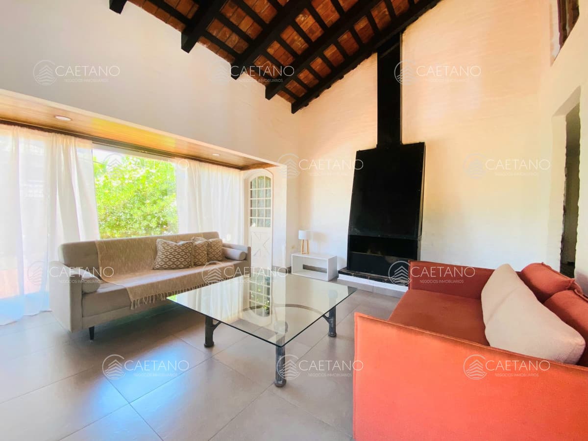 Excelente casa en venta de La Barra de tres dormitorios + dependencia con parrillero y piscina.