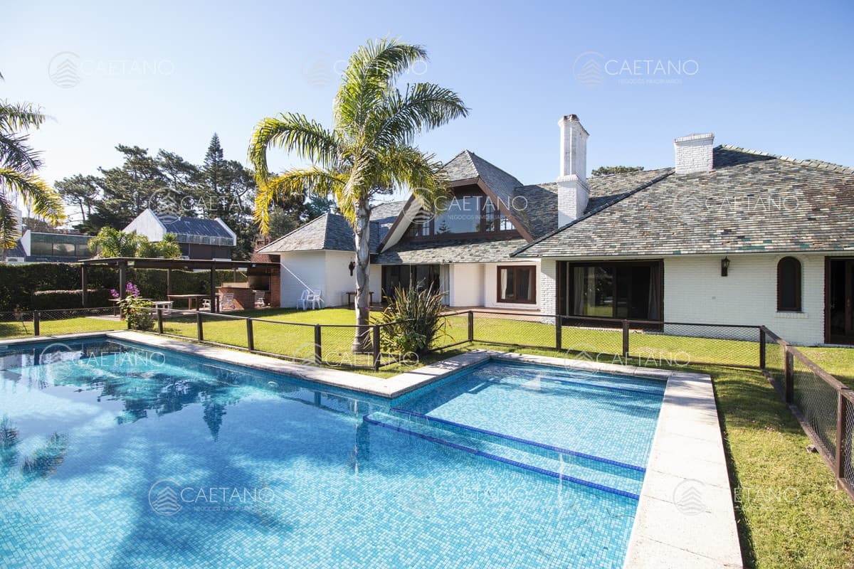 Venta de casa de 4 dormitorios más dependencia y hermosa piscina con gran parque en Playa Mansa, Punta del Este