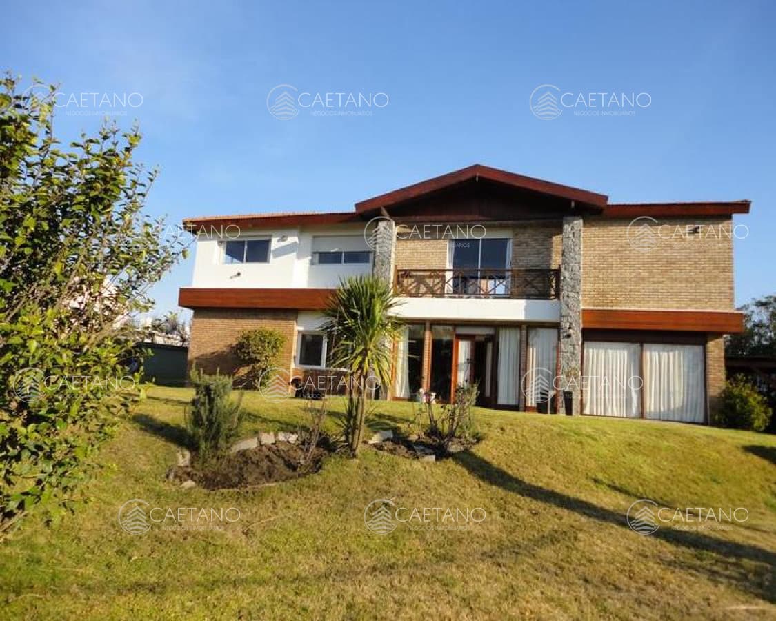 Venta y alquiler temporario de gran casa en Pinares a una cuadra de la Playa