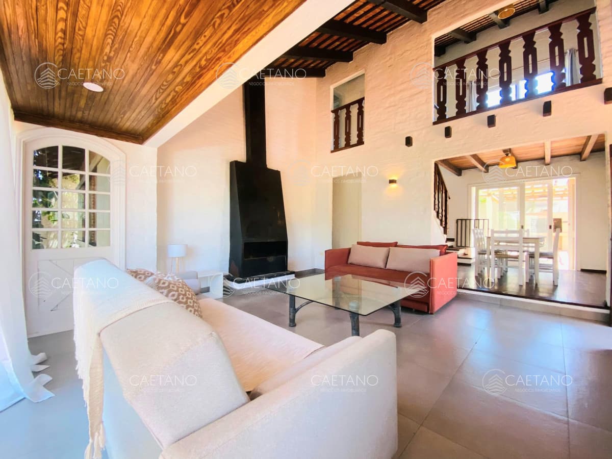 Excelente casa en venta de La Barra de tres dormitorios + dependencia con parrillero y piscina.