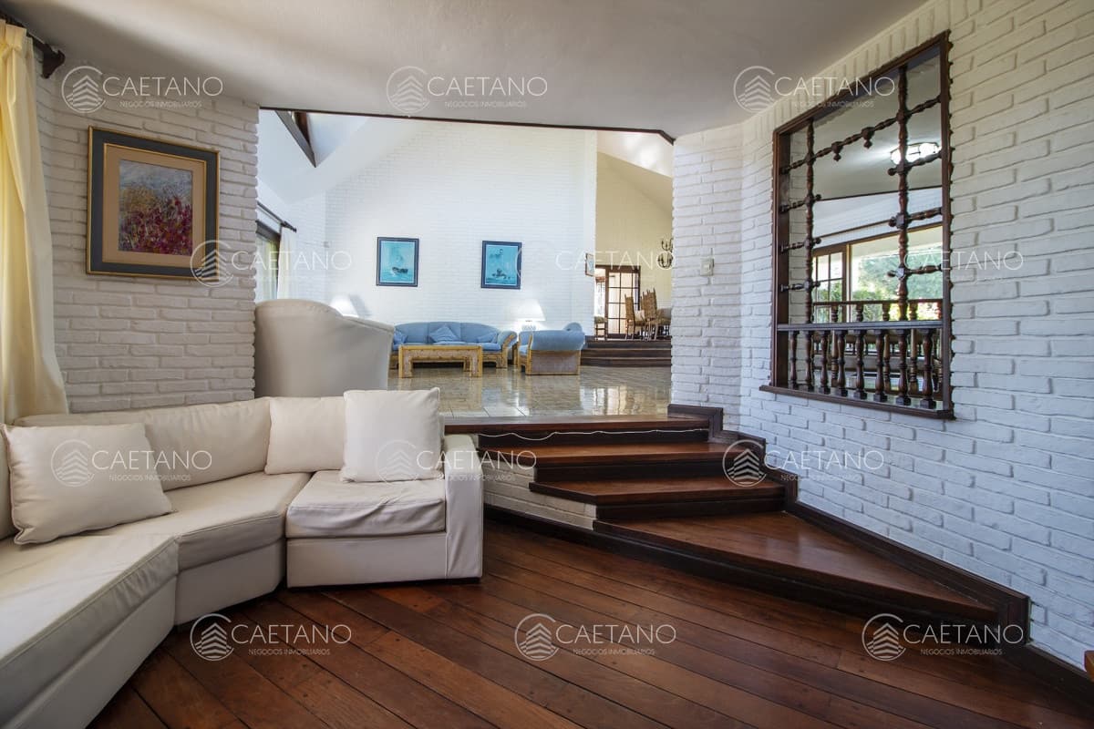 Venta de casa de 4 dormitorios más dependencia y hermosa piscina con gran parque en Playa Mansa, Punta del Este
