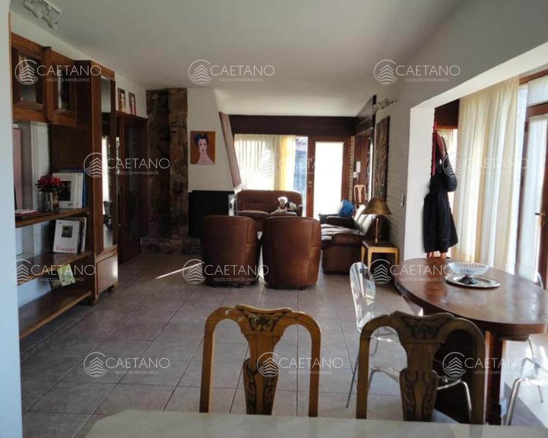 Venta y alquiler temporario de gran casa en Pinares a una cuadra de la Playa