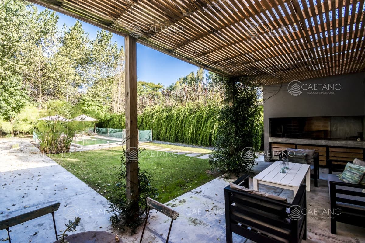 Excelente casa de estilo Minimalista en Barrio Privado La Arbolada