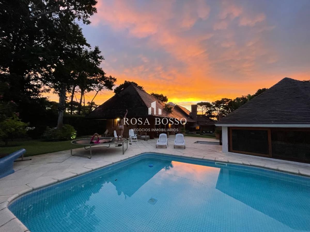 Venta Casa 5 Dormitorios con Piscina y Barbacoa en Lugano Punta del Este