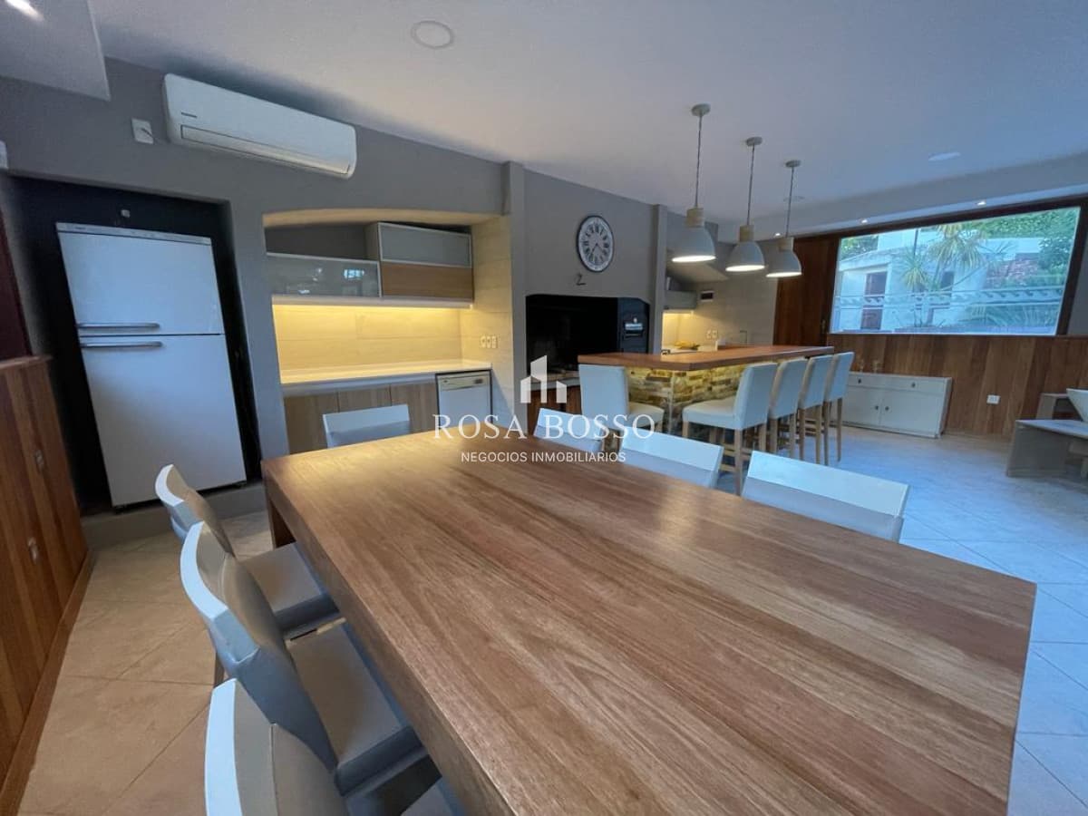 Venta Casa 5 Dormitorios con Piscina y Barbacoa en Lugano Punta del Este