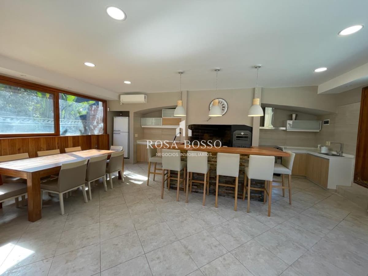 Venta Casa 5 Dormitorios con Piscina y Barbacoa en Lugano Punta del Este