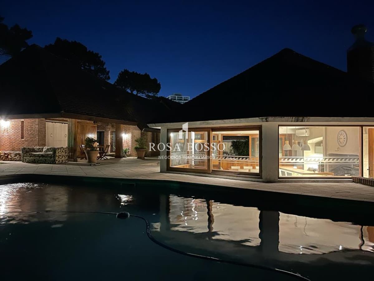 Venta Casa 5 Dormitorios con Piscina y Barbacoa en Lugano Punta del Este
