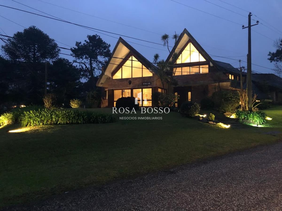 Venta Casa 5 Dormitorios con Piscina y Barbacoa en Lugano Punta del Este