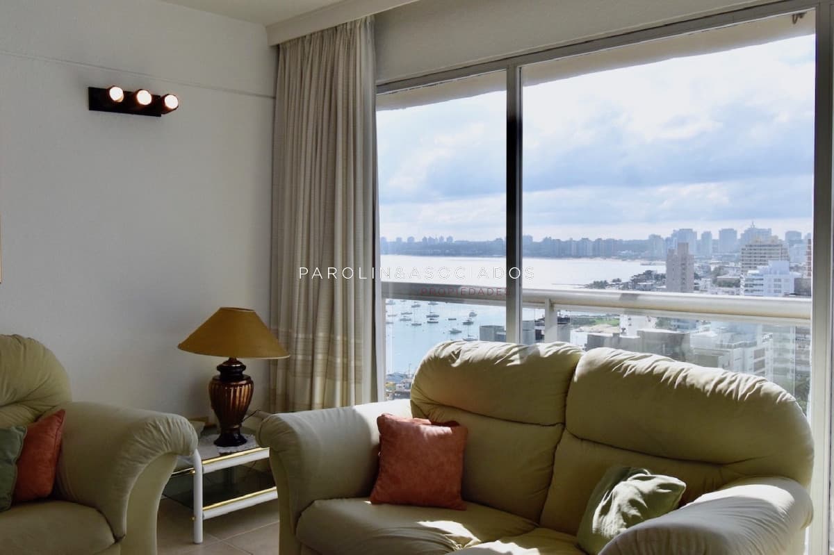Apartamento en venta en edificio Torre Plaza, Punta del Este.