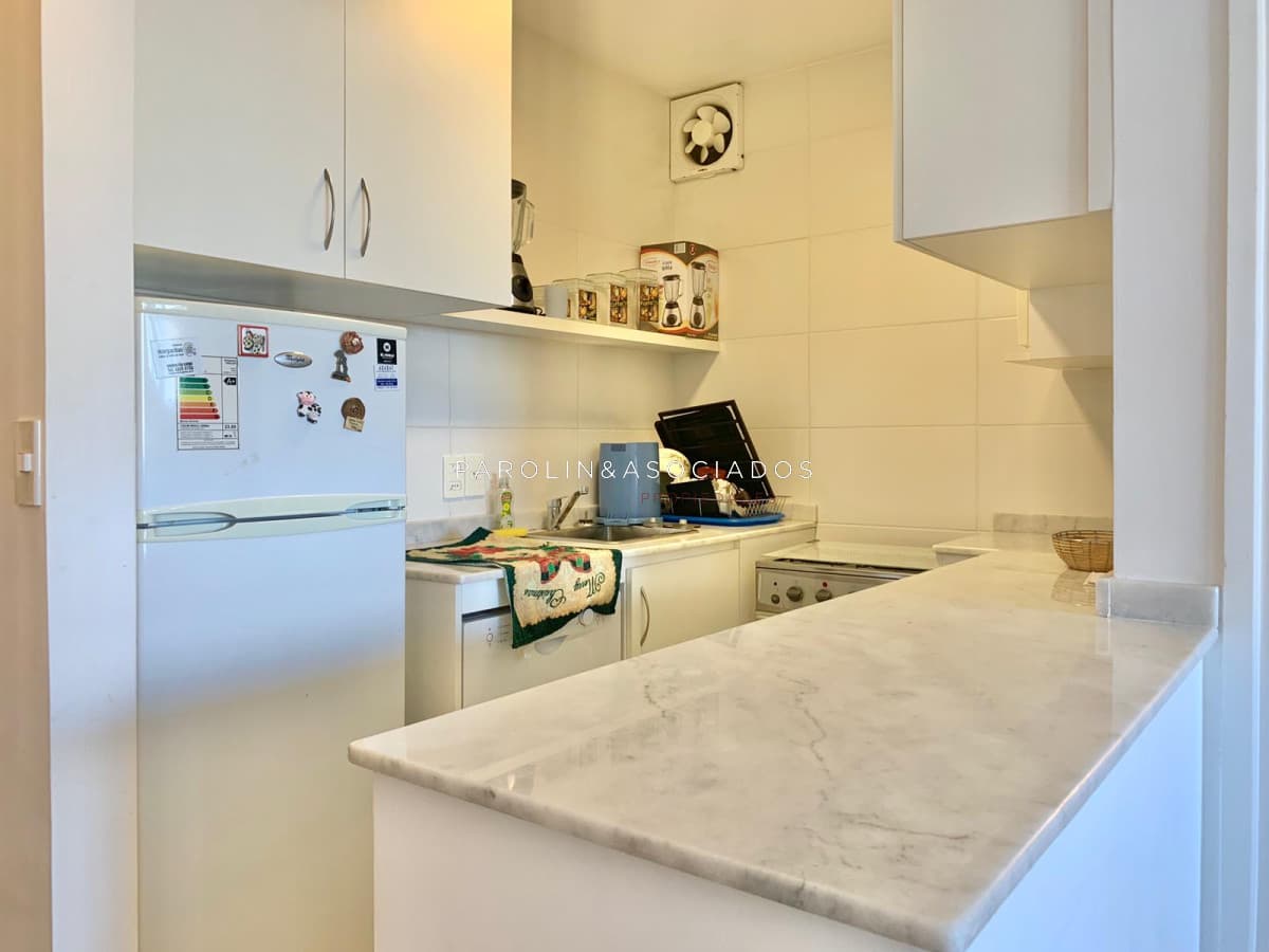 Apartamento de 2 dormitorios en venta en edificio Vanguardia, Punta del Este.