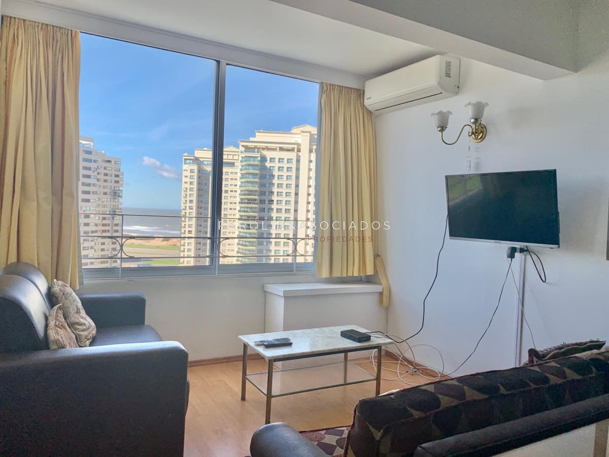 Apartamento de 2 dormitorios en venta en edificio Vanguardia, Punta del Este.