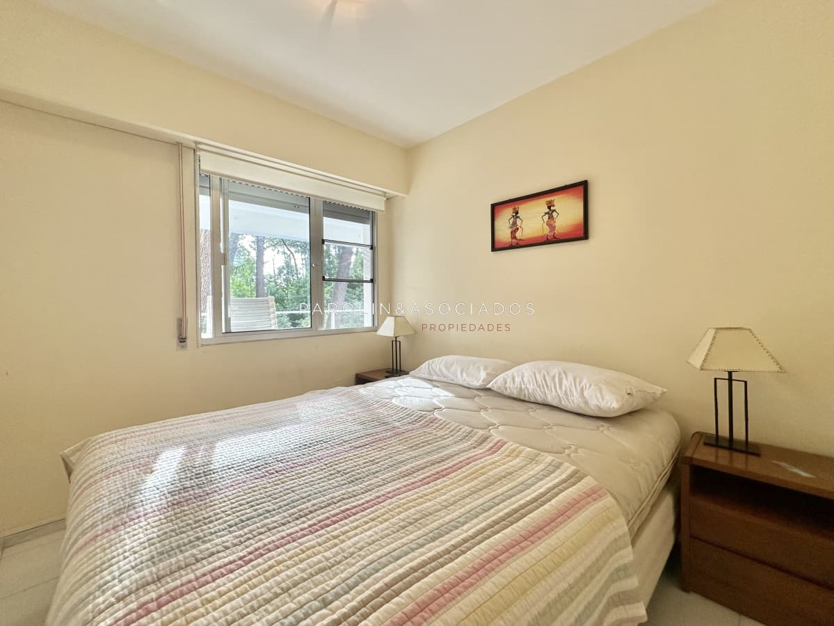 Apartamento de tres dormitorios con parrillero propio en edificio La Forest, Punta del Este.