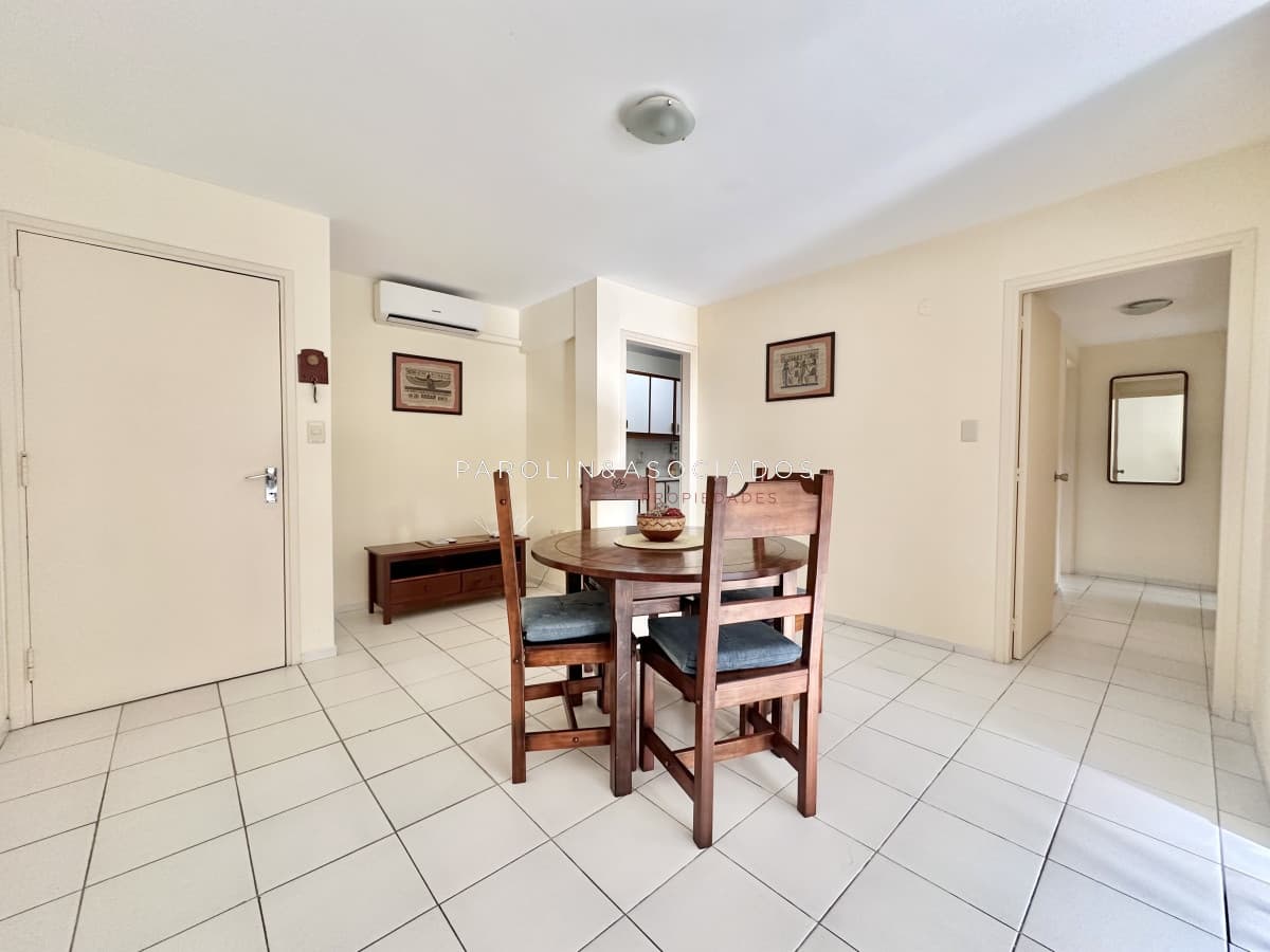 Apartamento de tres dormitorios con parrillero propio en edificio La Forest, Punta del Este.