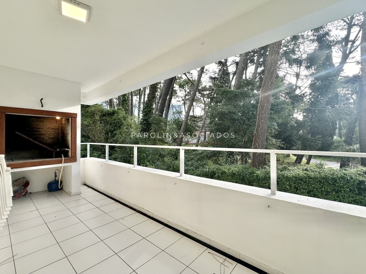 Apartamento de tres dormitorios con parrillero propio en edificio La Forest, Punta del Este.