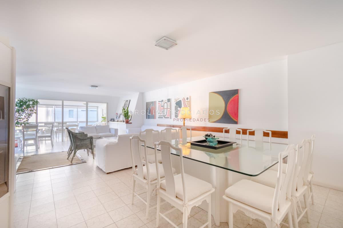 Apartamento en venta de 4 dormitorios en Punta del Este.