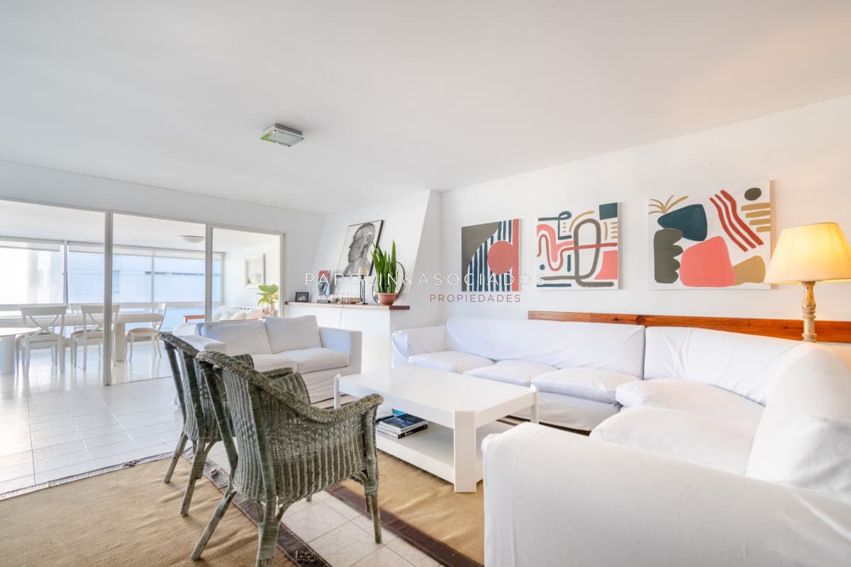 Apartamento en venta de 4 dormitorios en Punta del Este.