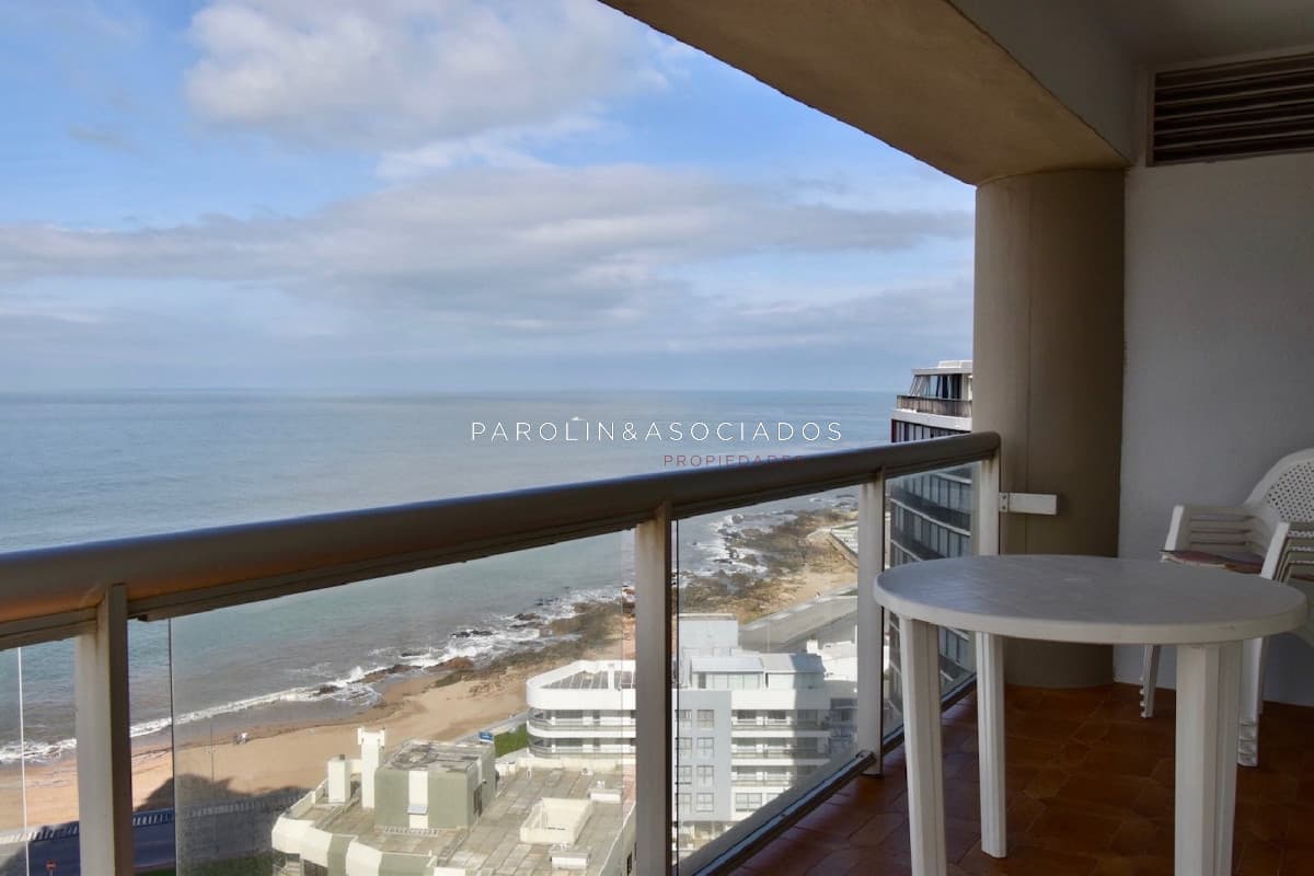 Apartamento en venta en edificio Torre Plaza, Punta del Este.