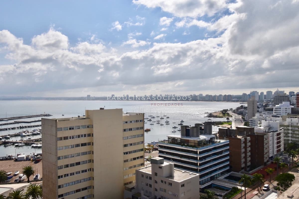 Apartamento en venta en edificio Torre Plaza, Punta del Este.
