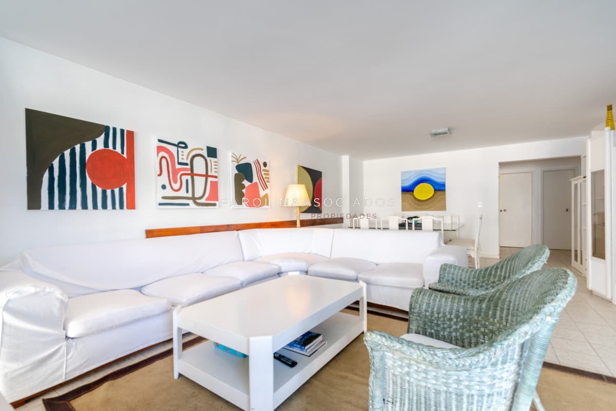 Apartamento en venta de 4 dormitorios en Punta del Este.