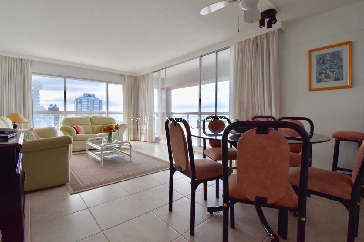 Apartamento en venta en edificio Torre Plaza, Punta del Este.
